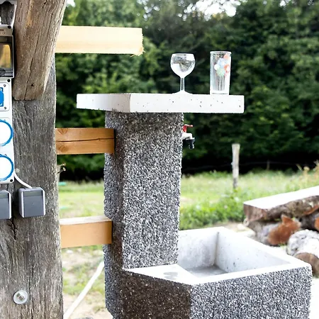 ファームステイ Glamping - Hayrack Vesel Trebnje